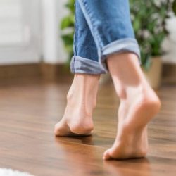 Can walking on hardwood floors cause knee pain